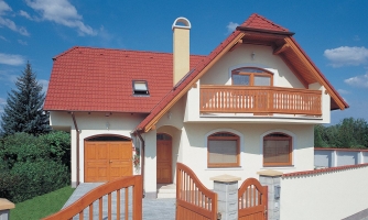 Klasický dom s polvalbovou strechou.